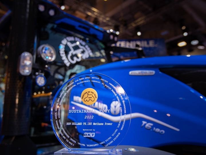 Trator movido a metano produzido em série pela New Holland vence o prêmio Trator Sustentável do Ano