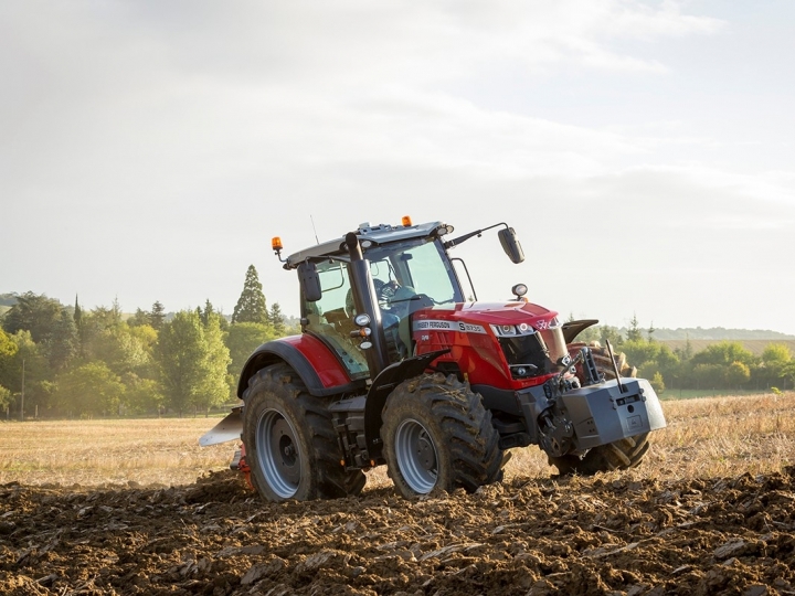 Tecnologia do trator MF 8700 S permite operar em velocidades precisas 